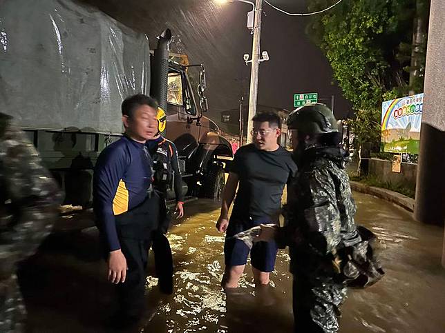 市議員李宗翰整夜都在協助民眾撤退及救援事宜。李宗翰提供