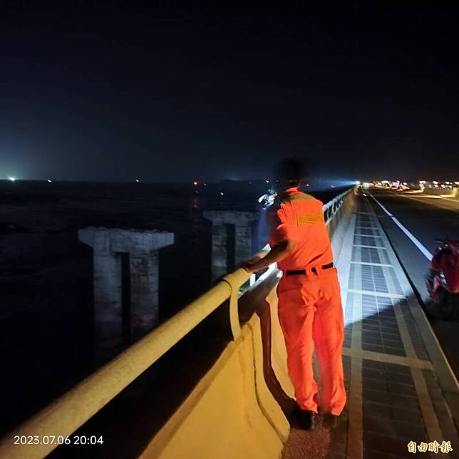 安檢人員沿著跨海大橋在橋面上搜索。(記者劉禹慶攝)