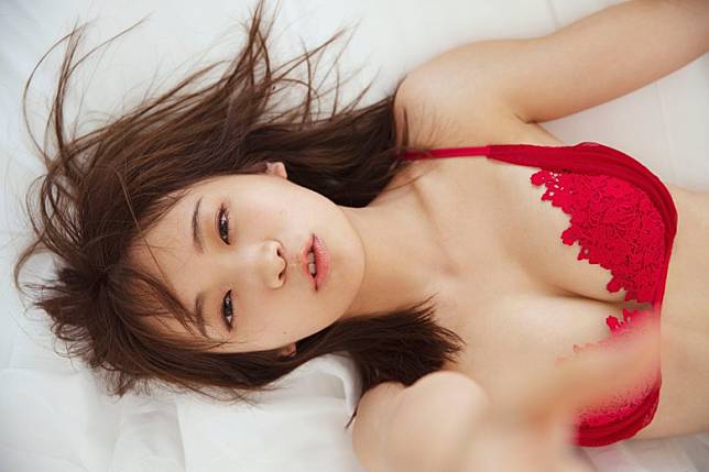 乃木坂46隊長秋元真夏，以火辣紅色內衣造型拍攝寫真集。