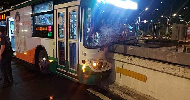 三重客運衝撞橋墩14人受傷　司機恍神車頭玻璃碎裂