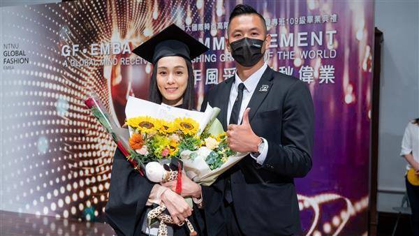 范瑋琪拿到師大EMBA碩士學位。（圖片來源／國立台灣師範大學FB）