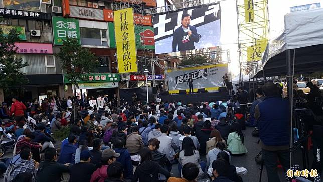 曾銘宗代表國民黨總統參選人韓國瑜參加活動，但他在台上講話時，台下民眾不斷鼓譟，甚至被嗆下台。(記者楊心慧攝)