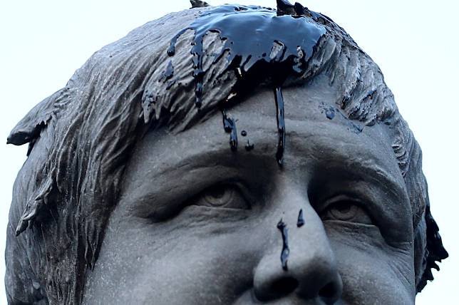 英國首相強生雕塑上被潑石油。圖片來源：REUTERS