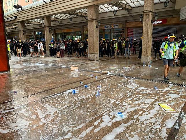 示威者在地上散滿肥皂泡拖延警方推進(商台新聞 陳潔攝)