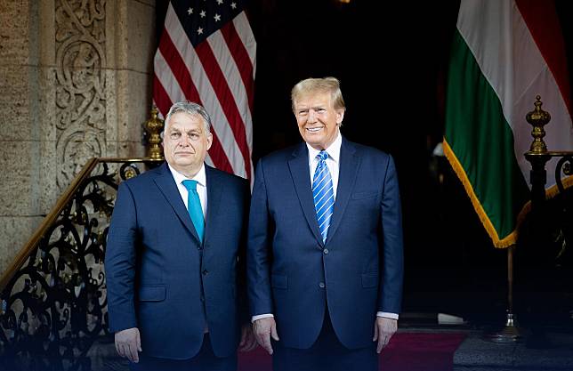 美國前總統川普(Donald Trump，右)和匈牙利總理奧班(Viktor Orban，左)會面。(圖：Viktor Orban臉書)