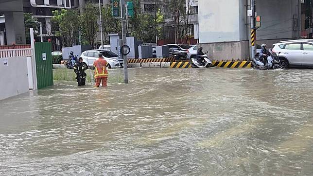 新北市新莊區新北大道跟思源路交叉口，今早自來水管破裂，水淹近成人小腿高。(圖由新莊區公所提供)
