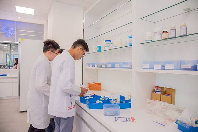 嘉南藥理科技大學申請入學開紅盤，藥學系受歡迎。（記者張淑娟攝）