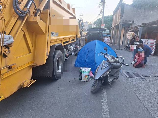 男童當場死亡，外婆跪在路邊痛哭，自責不已。民眾提供