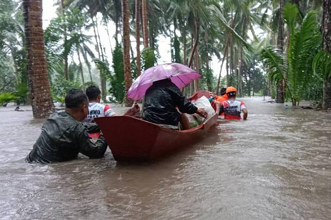 Rescuers relocate residents in province of Albay, the Philippines, on Oct. 22, 2024. (Philippine Army/Handout via Xinhua)