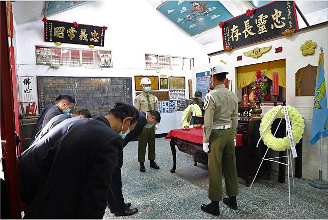 天兵忠靈祠8日舉行春祭典禮，在傘兵節這天，向傘兵陣亡將士表達追思與感念。（記者孫建屏攝）