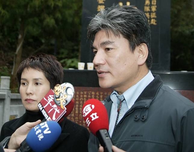 2006年8月，已婚的李鴻源(右)驚爆與高金素梅過從甚密，當時兩人還連袂出面闢謠。(資料照，記者黃立翔攝)