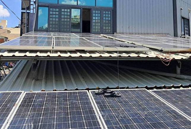 男子慘遭太陽能板電擊送醫不治，鞋子遺留現場。(消防局提供)