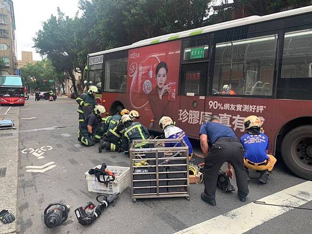 台北市忠孝東路一段今天上午嚴重車禍，兩輛公車追撞造成一名過馬路女子遭捲入車底死亡，死者丈夫目睹整個車禍過程。翻攝畫面