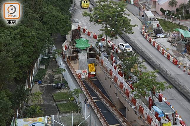 行人隧道正興建兩部升降機，有區議員指近月來工程沒進展。(黃偉邦攝)