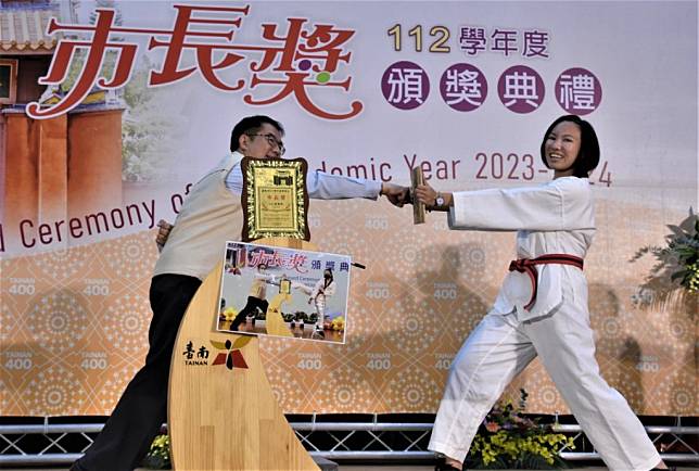 市長獎畢業生要黃偉哲用跆拳道擊破木板。（記者翁聖權攝）
