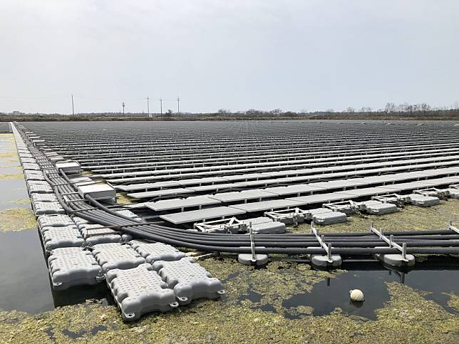 太陽能板與風力發電機恣意種電，讓許多優質農地、魚塭以及海上魚場已無法使用。(本報資料照)