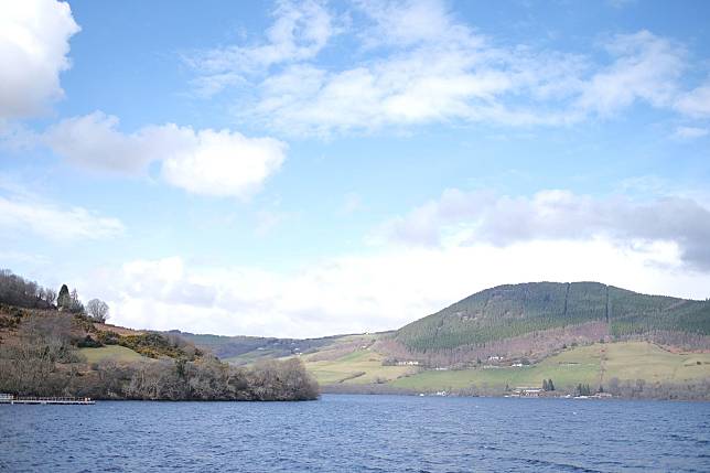 尼斯湖位於蘇格蘭高地，遊客可以先到達北部大城市印威內斯Inverness，再轉乘的士前往，車程約二十分鐘，沿途可飽覽湖區風景。