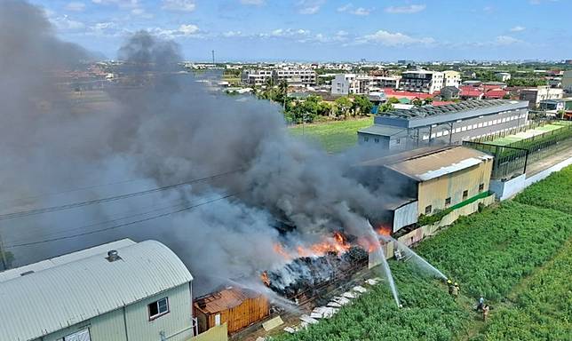 台南七股一處廢電纜回收場發生火災，場內堆放大量廢棄電纜與易燃物，濃煙直衝天際。台南市消防局提供