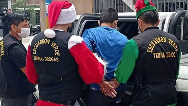 秘魯警方2020年12月也曾靠裝扮成聖誕老人和小精靈助手逮捕毒販。翻攝秘魯警方