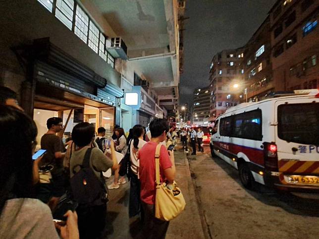 Heute Abend nahmen Wong Yiu-ming und der Texter Zhou Yiu-fai an einer Signierstunde in Sham Shui Po teil, die eine polizeiliche Durchsuchung nach sich zog.