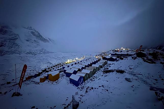 2026年5月9日，尼泊爾聖母峰營地，積雪覆蓋帳篷。美聯社