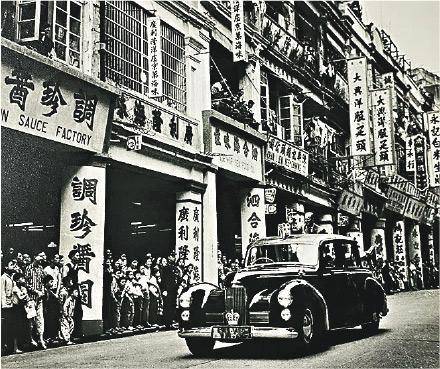香港已故攝影師鍾文略於1959年拍下的皇后大道中。（Boogie Woogie Photography提供）