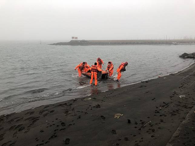 海巡署中部分署第四岸巡隊民眾釣魚受困險遭滅頂 海巡救難單位成功救援。（記者劉春生攝）