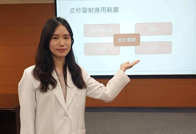 醫師林謙說，皮秒雷射是許多人治療痘疤的新選擇，甚至能改善膚質和減少皺紋。（記者葉進耀攝）