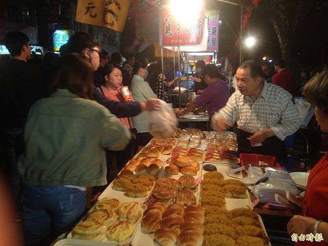 一德夜市昨晚最後一夜，夜市麵包熱銷。(記者黃旭磊攝)