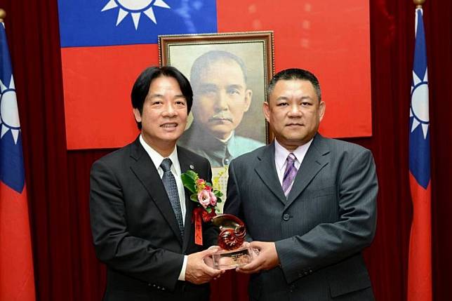 死亡的偵查佐劉三榮(右)，曾獲台南市模範警察。(記者楊金城翻攝)