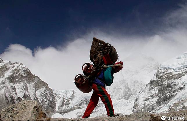 2011年5月，一名雪巴人(Sherpa)協助把登山設備搬到聖母峰基地營。 路透社/達志影像