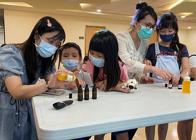 芳療師郭秀鳳教大家運用精油進行頭部按摩芳療紓壓，透過芳香療法與按摩來釋放頭部壓力。（記者陳金龍攝）