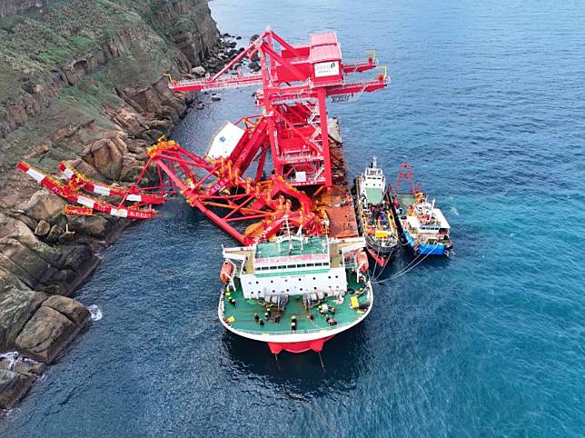 東北季風增強造成海象惡劣，擱淺於野柳海岸之大陸籍鈺洲啟航輪抽油作業再度被迫中斷。（航港局／提供）