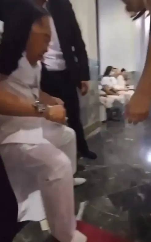 ประวิตรลื่นล้ม2