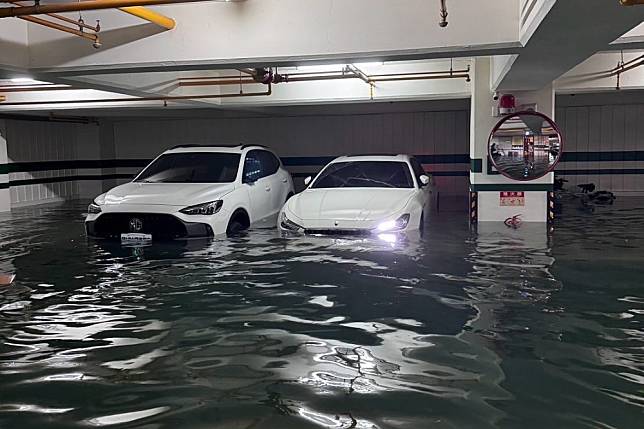 高雄大淹水，不少大樓地下室成了蓄水池，不少車子泡水。（翻攝畫面）