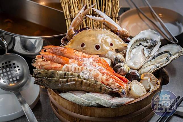兩人份的海鮮盤，包含進口的三點蟹、生蠔、帆立貝、三種蝦與季節魚片，非常澎湃。（1,680元雙人海陸套餐之荷朗精鑽海鮮盤）