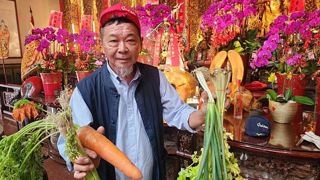 廖大乙建議圍爐年菜可將紅蘿蔔、蔥、芹菜、青蒜入菜，有吉祥開運之意。(廖大乙提供)