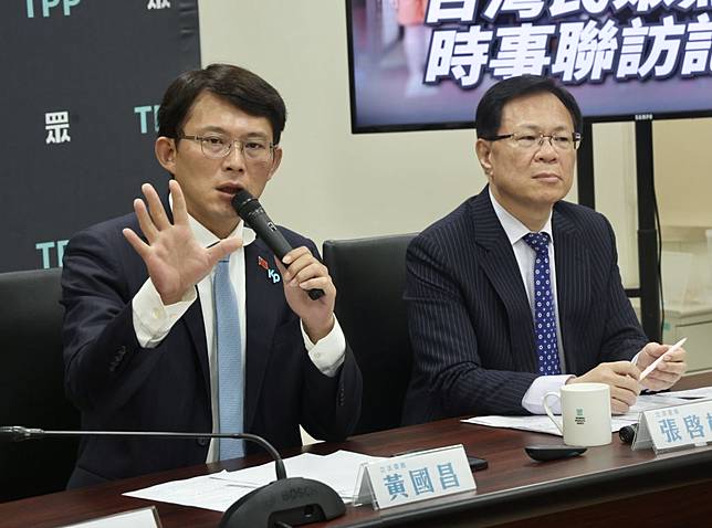 公職人員選舉罷免法新制生效，民進黨團聲請釋憲及暫時處分。民眾黨立法院黨團21日舉行時事聯訪記者會，黨團總召黃國昌（左）表示，對民進黨團去憲法法庭遞狀並不意外，但修正後的憲法訴訟法已生效，總統賴清德應趕快補提名大法官人選才是正辦。（中央社）