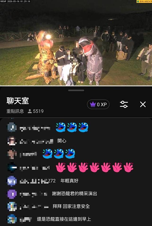 不少民眾離開前還不忘與「恐龍組」合照，現場非常歡樂。(圖擷自YouTube)