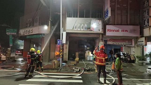 台南中西區大同路、樹林街口一家寵物店20日凌晨失火，消防人員急忙滅火。(民眾提供)