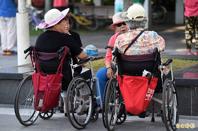 台灣老年人多，以勞保退休金為主的2020年高齡社會給付高達1兆1,235億元，是國家財政沈重負擔。(資料照)