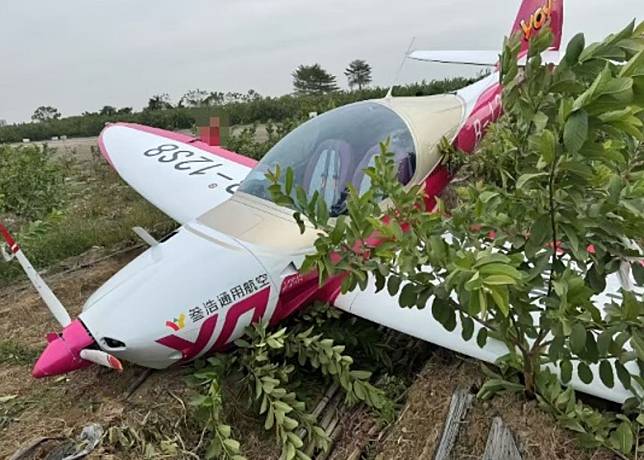 小型飛機機頭螺旋槳損毀。