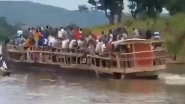 2024年4月19日，中非共和國首都班基一艘載民眾去參加喪禮的木船翻覆。翻攝推特@lsiafrica
