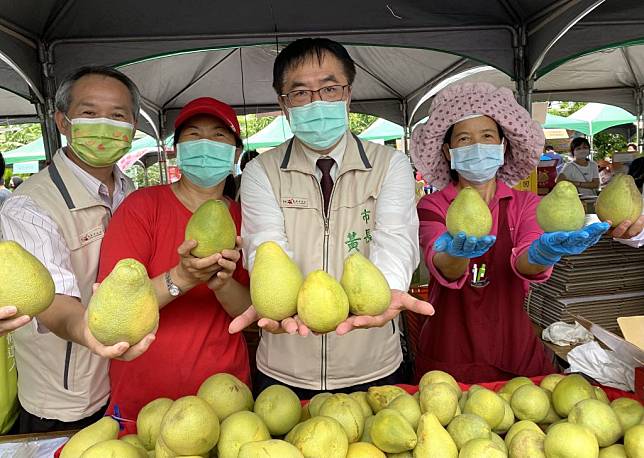 麻豆文旦節熱鬧登場，市長黃偉哲為柚農站台銷售，力拚中秋節前完售。(記者盧萍珊攝)
