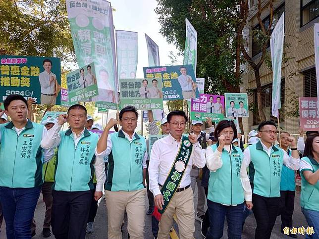 民進黨第2選區立委參選人郭國文(右3)今日在黨籍議員陪同下到南市選委會登記參選。 (記者洪瑞琴攝)