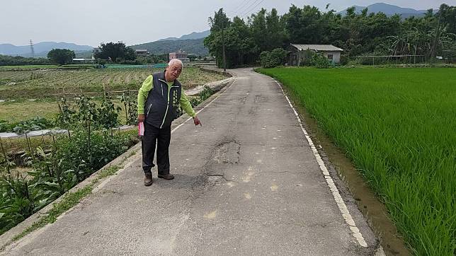 三界壇路97巷聯絡道路改善前現況。（金山區公所提供）