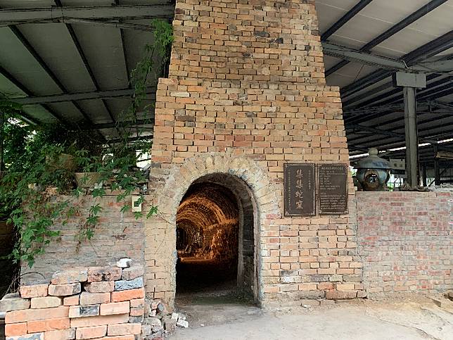 ▲園區內仍保留有一座台灣少數現存的老蛇窯，迄今也仍在執行燒陶創作。（圖/添興窯）