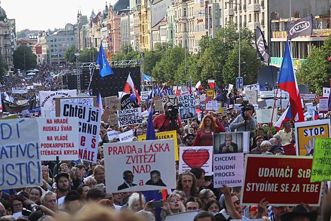 捷克25萬民眾走上街頭，要求涉貪的現任總理巴比斯下台，創下天鵝絨革命以來最大規模紀錄。   圖：翻攝自「百萬民主時刻」推特