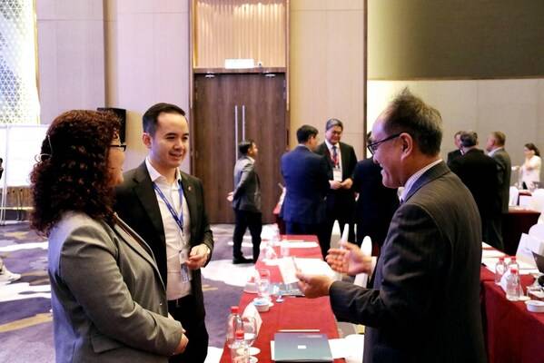 Mr. Vo Quoc Huy, Chairman of the Board of Directors of Long An International Port, discussing with regional experts and partners.