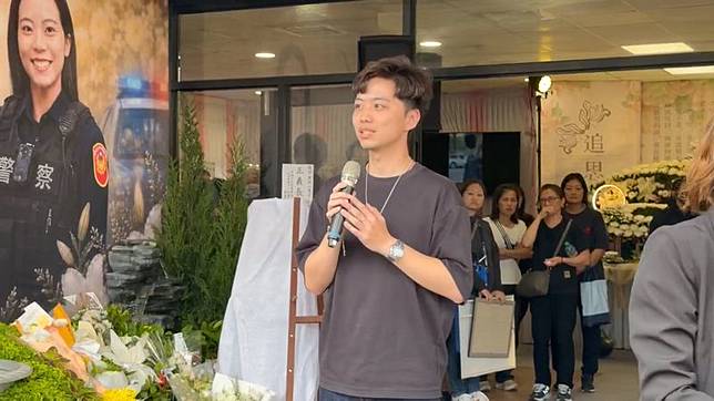 龍姓男友以未婚夫的名義出席告別式，送別摯愛最後一程。（鏡新聞）